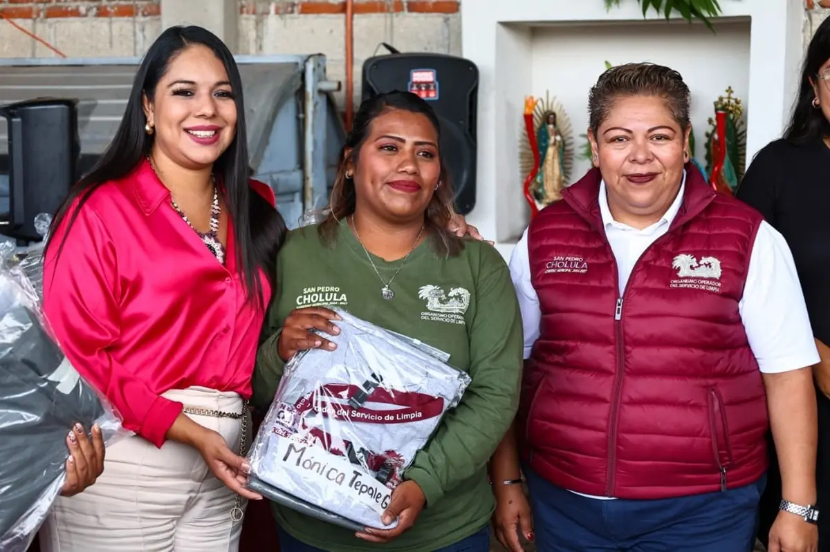 Tonantzin Fernández entrega 75 uniformes al personal de limpia de San Pedro Cholula