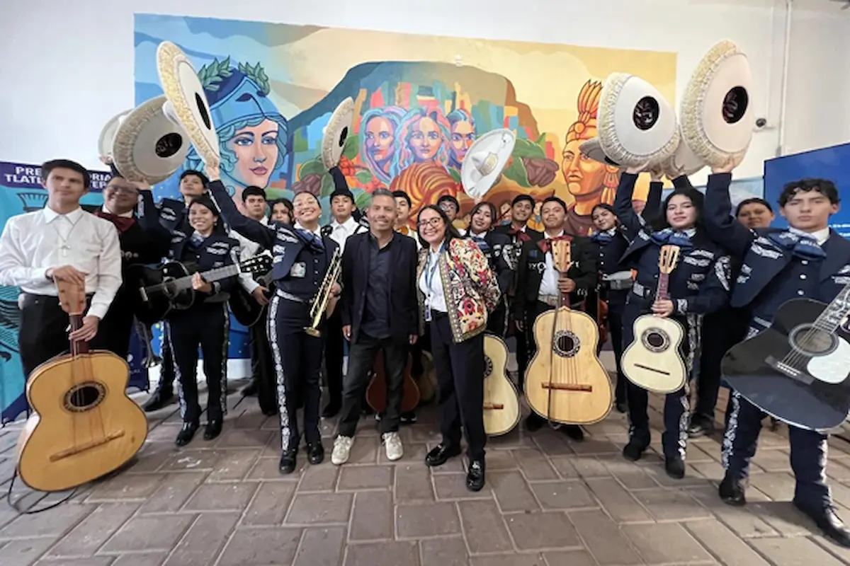 Plasman estudiantes de la preparatoria BUAP de Tlatlauquitepec su creatividad en mural