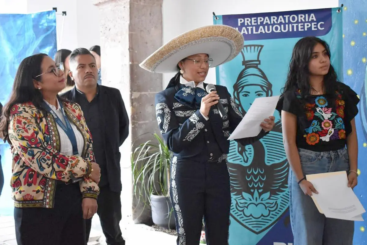 Plasman estudiantes de la preparatoria BUAP de Tlatlauquitepec su creatividad en mural