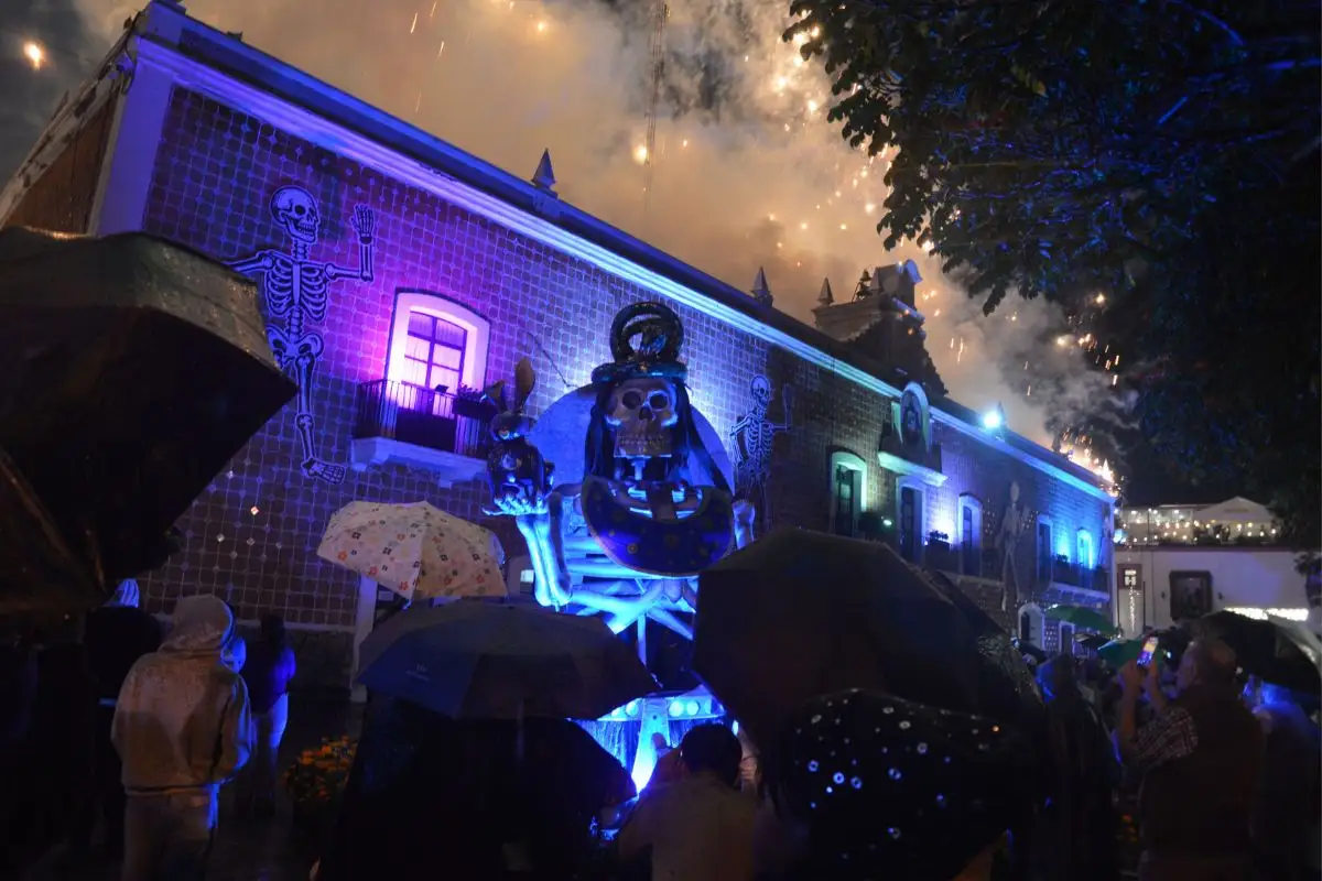 Catrina monumental en el zócalo de Atlixco colapsa