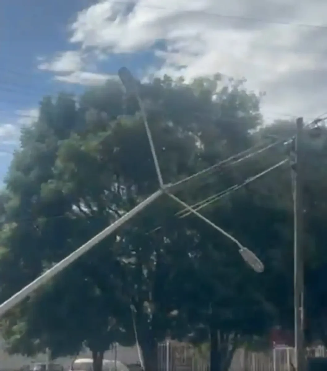 (VIDEOS) Fuertes vientos en Puebla hoy tiran luminaria y una barda