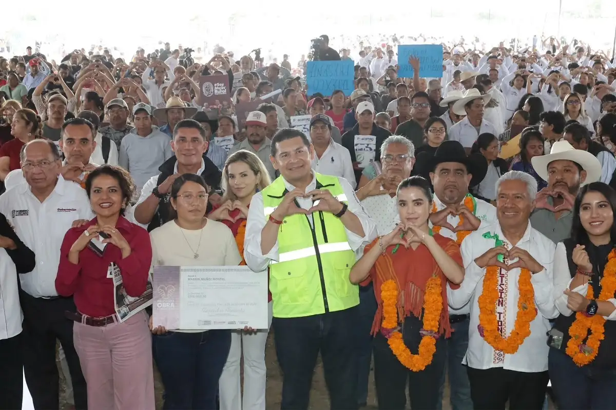 Obra comunitaria y apoyos al campo llevan bienestar a las familias de la Mixteca