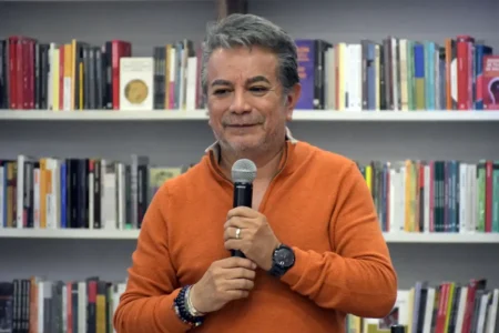 El humor, una vía para lidiar con el caos: Freddy Ortega