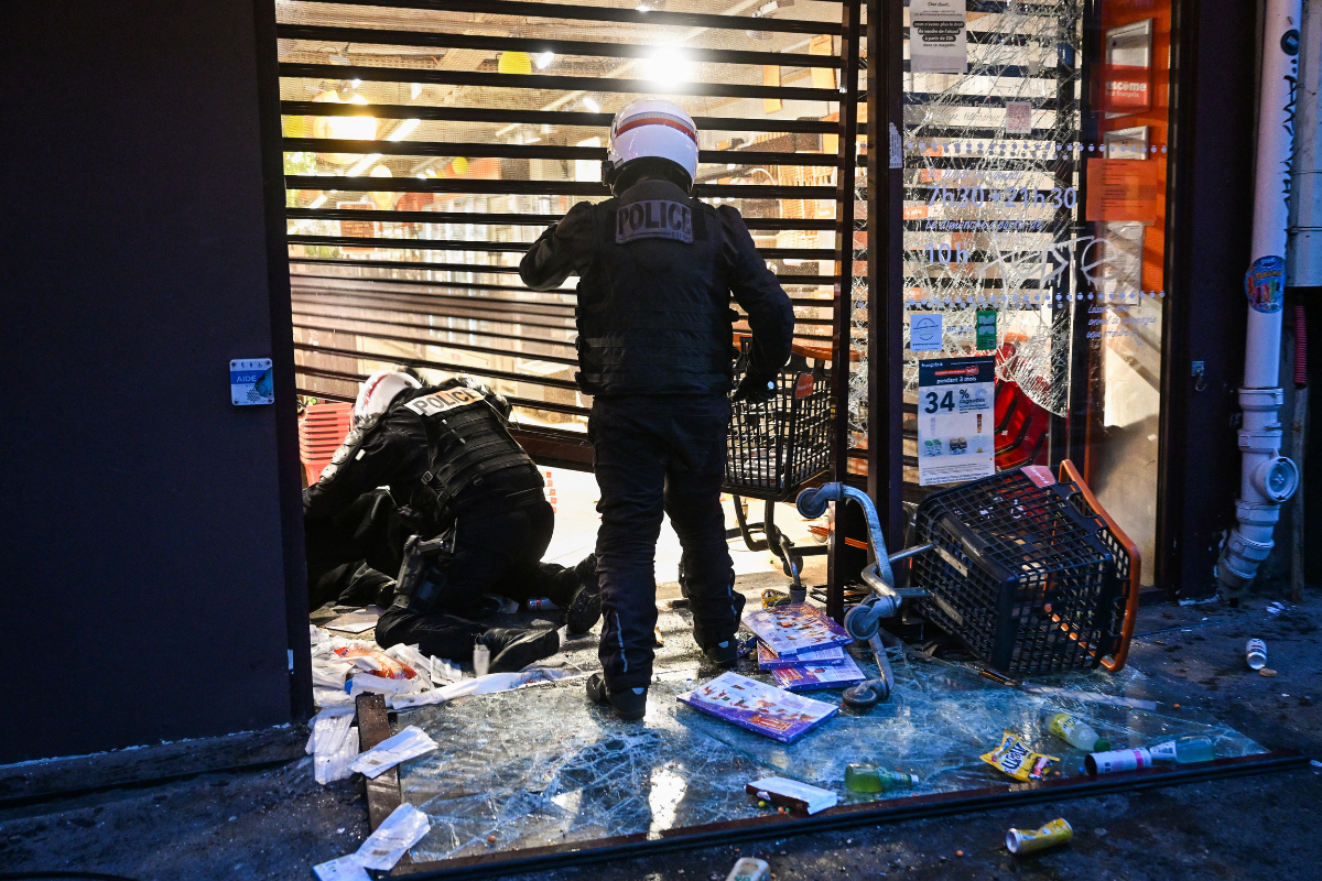 Disturbios en Francia dejan mil 800 detenidos y daños en comercios y edificios públicos