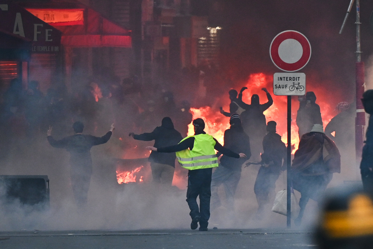 Disturbios en Francia dejan mil 800 detenidos y daños en comercios y edificios públicos