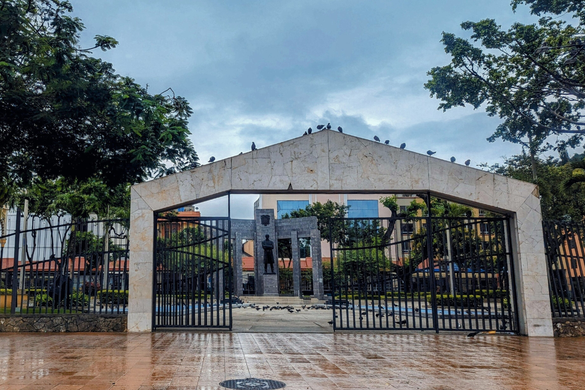 Sacerdote muere durante misa en Ecuador tras caerle un crucifijo gigante
