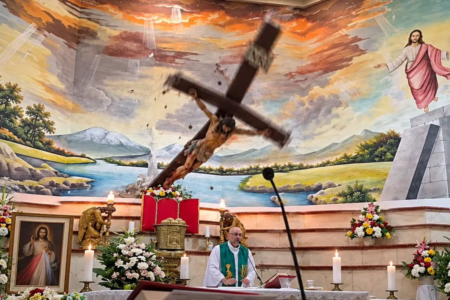 Sacerdote muere durante misa en Ecuador tras caerle un crucifijo gigante