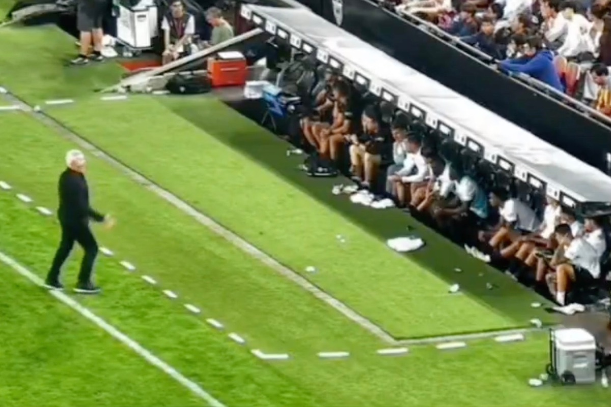 Javier Aguirre explota contra la afición del Valencia tras empate
