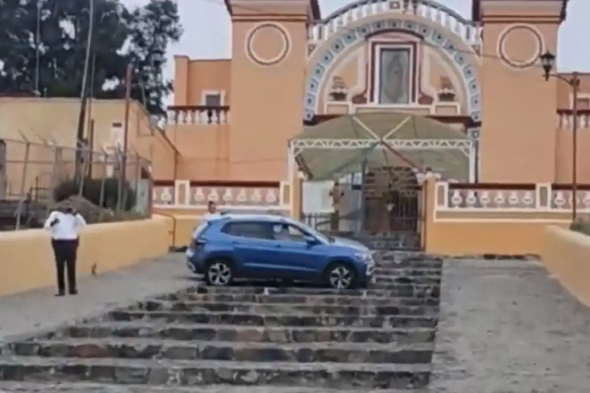 Conductor se sube escalinata del Santuario de la Virgen de Guadalupe