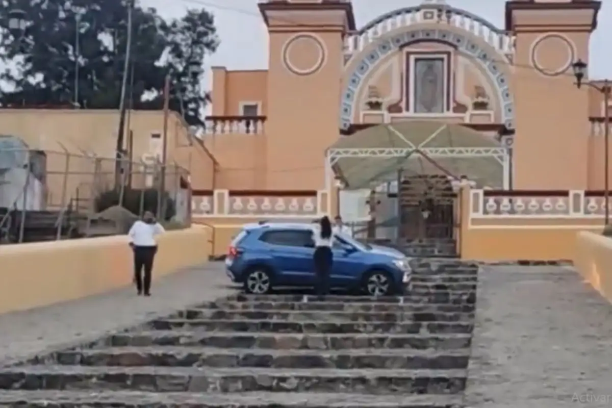 Conductor se sube escalinata del Santuario de la Virgen de Guadalupe