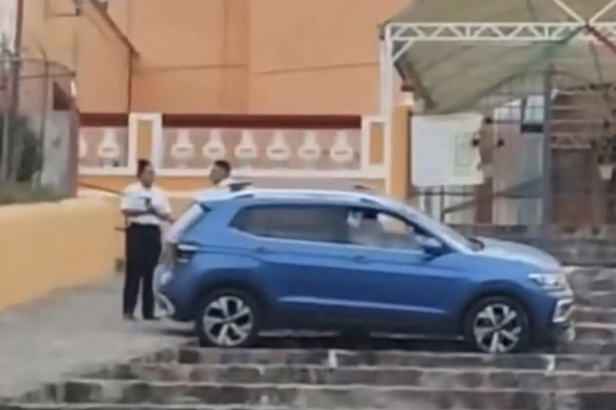 Conductor se sube escalinata del Santuario de la Virgen de Guadalupe