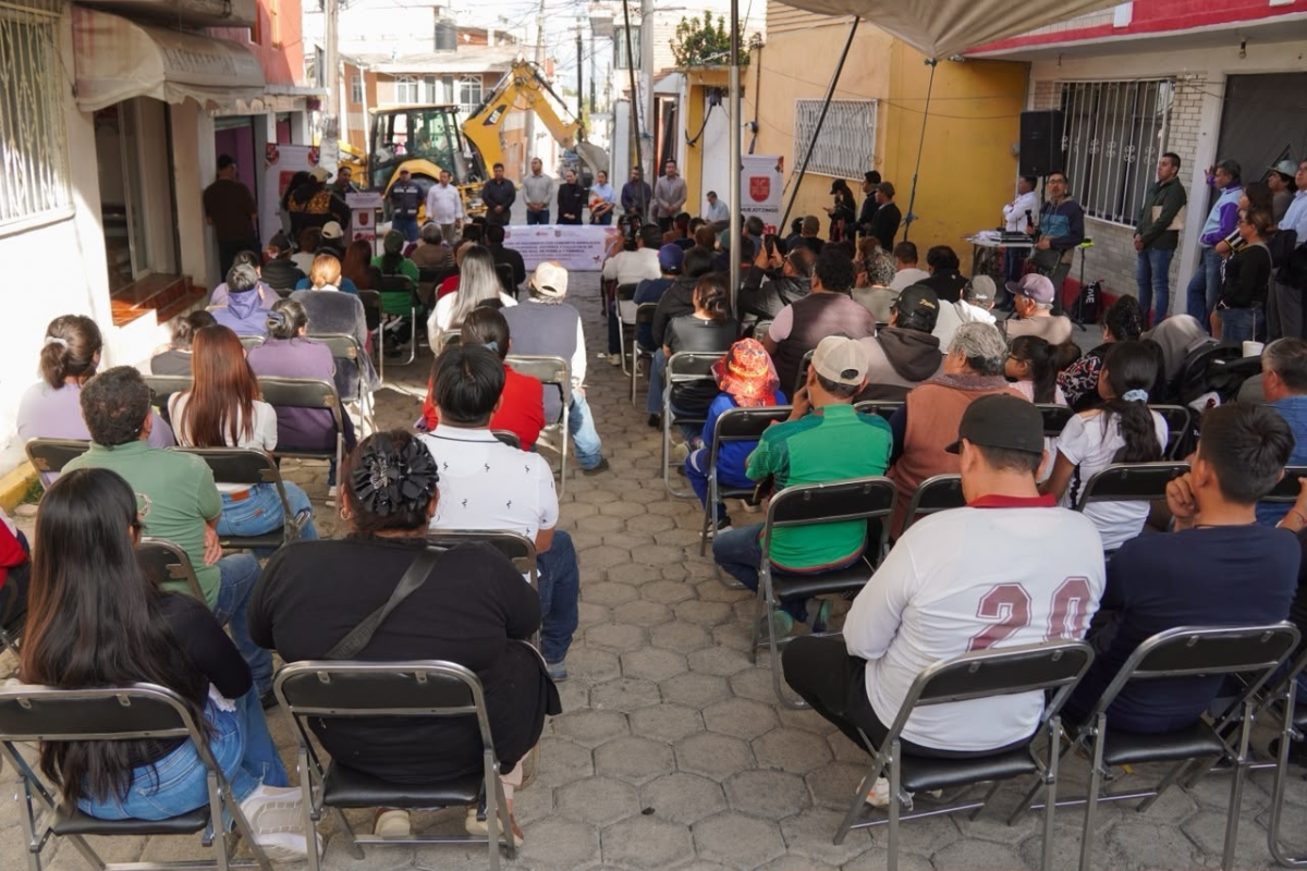 Roberto Solis responde a demandas historicas Inicia pavimentacion de tres arterias principales en Xalmimilulco 1