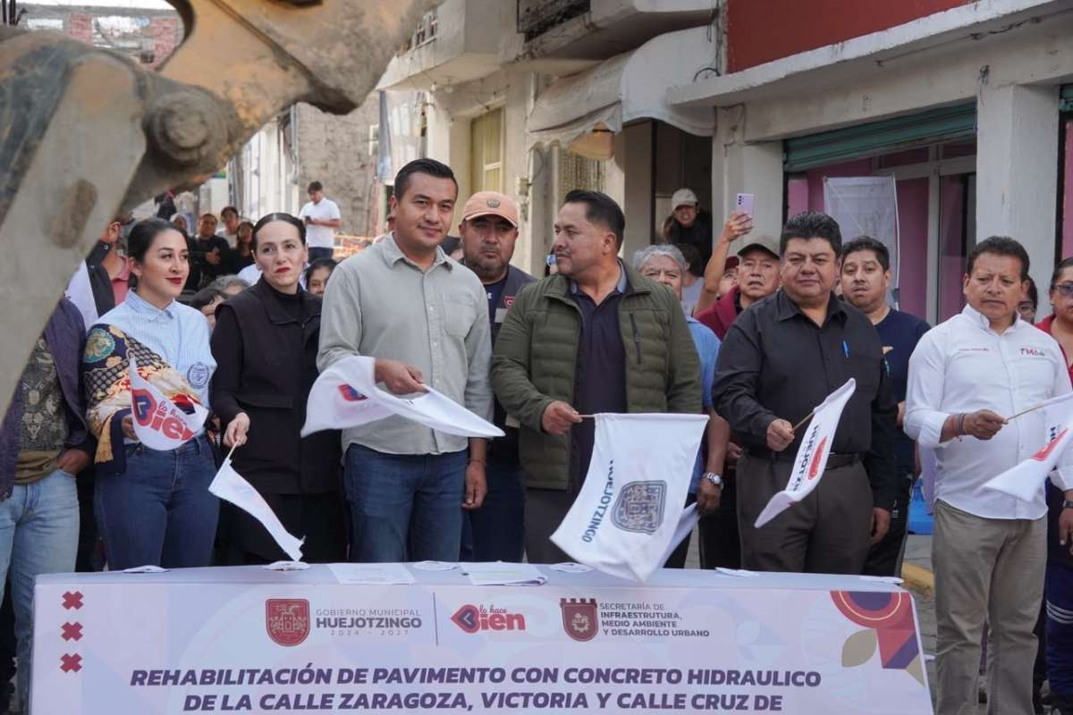 Roberto Solís responde a demandas históricas Inicia pavimentación de tres arterias principales en Xalmimilulco