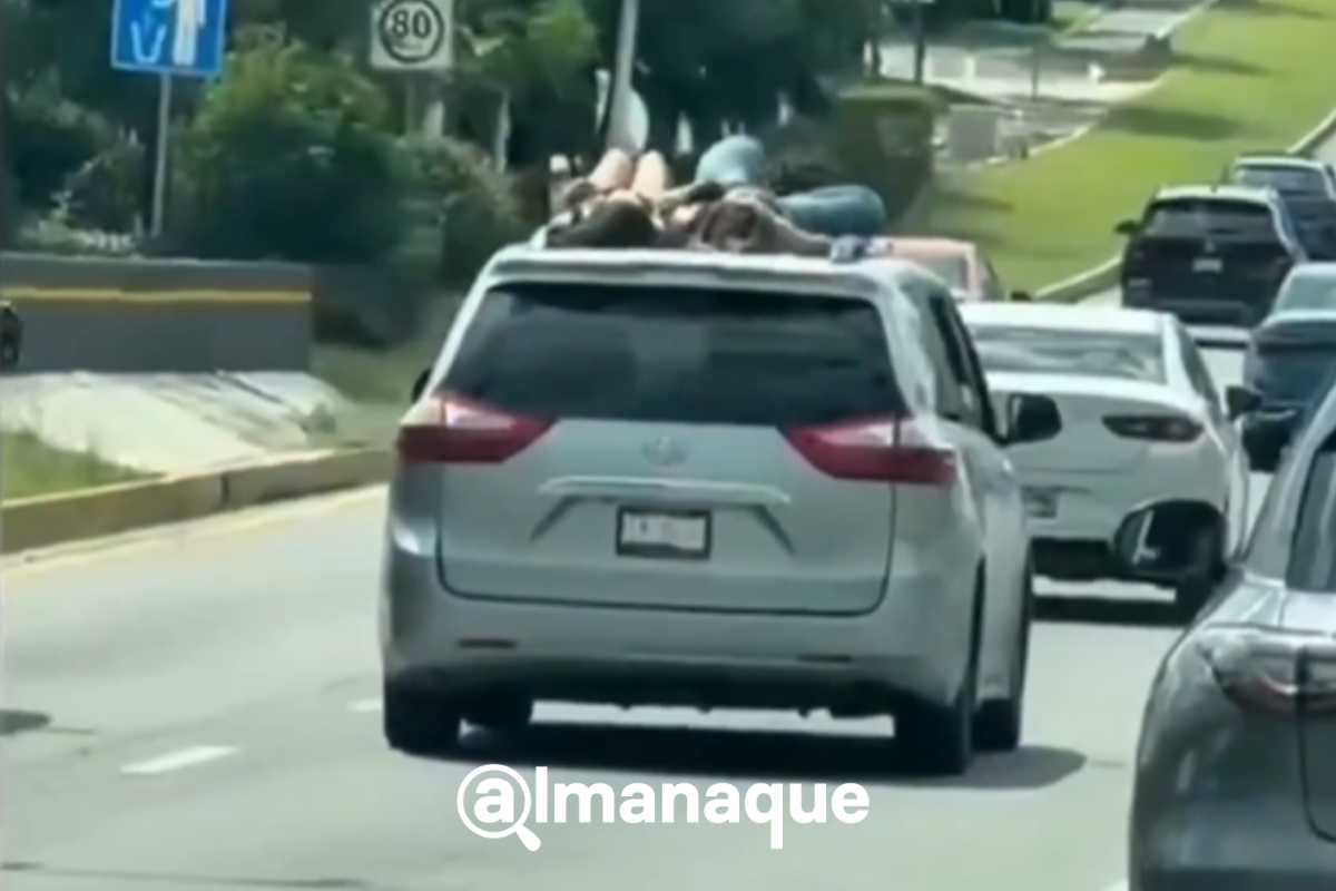Mujeres en el techo de una minivan en Puebla