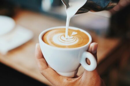 Qué le pasa a tu intestino y a tu cerebro si tomas café todos los días