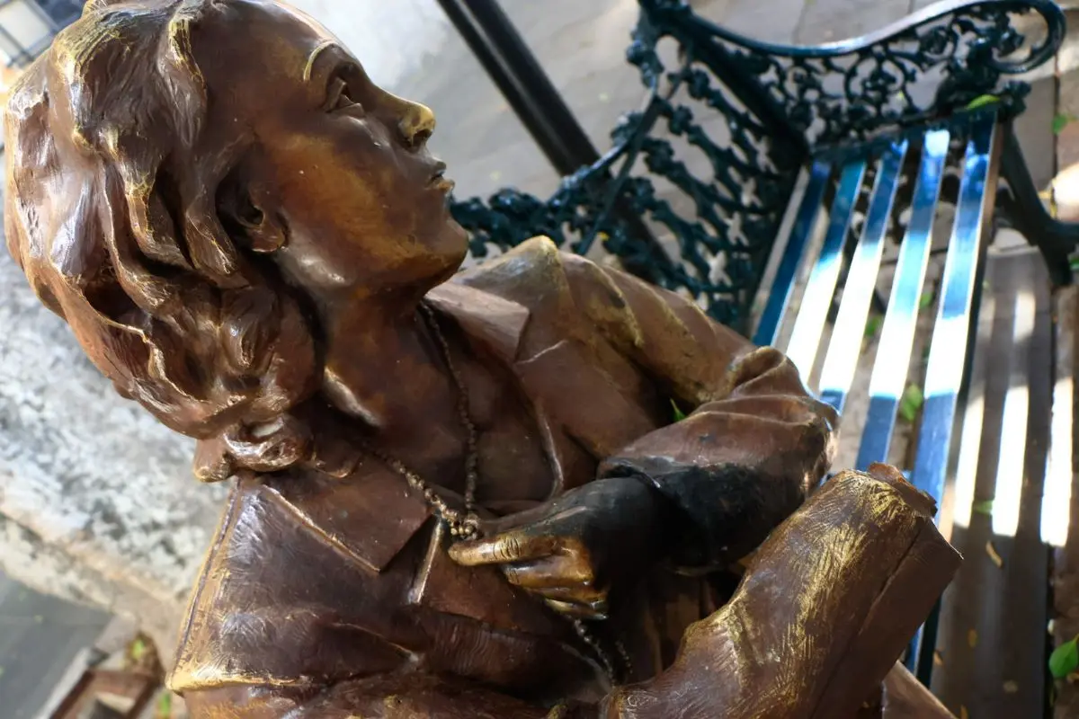 Denuncian robo de estatuas en Centro Histórico de Puebla