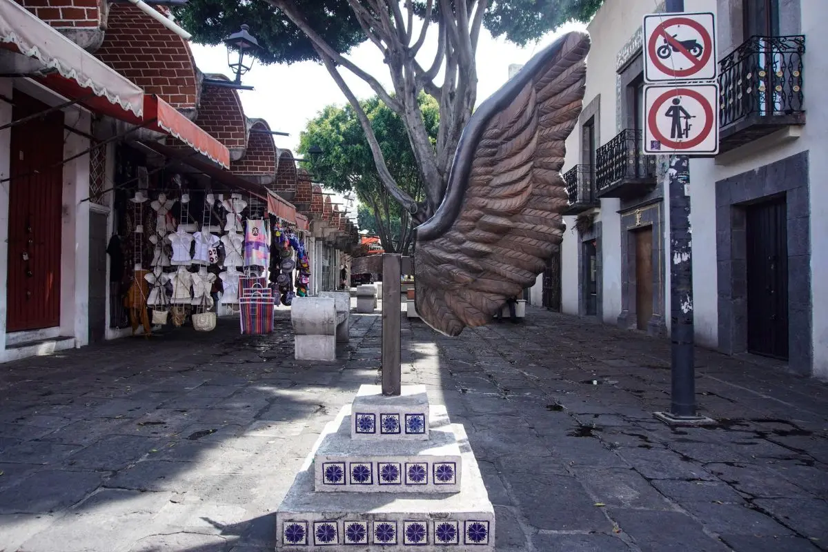 Denuncian robo de estatuas en Centro Histórico de Puebla