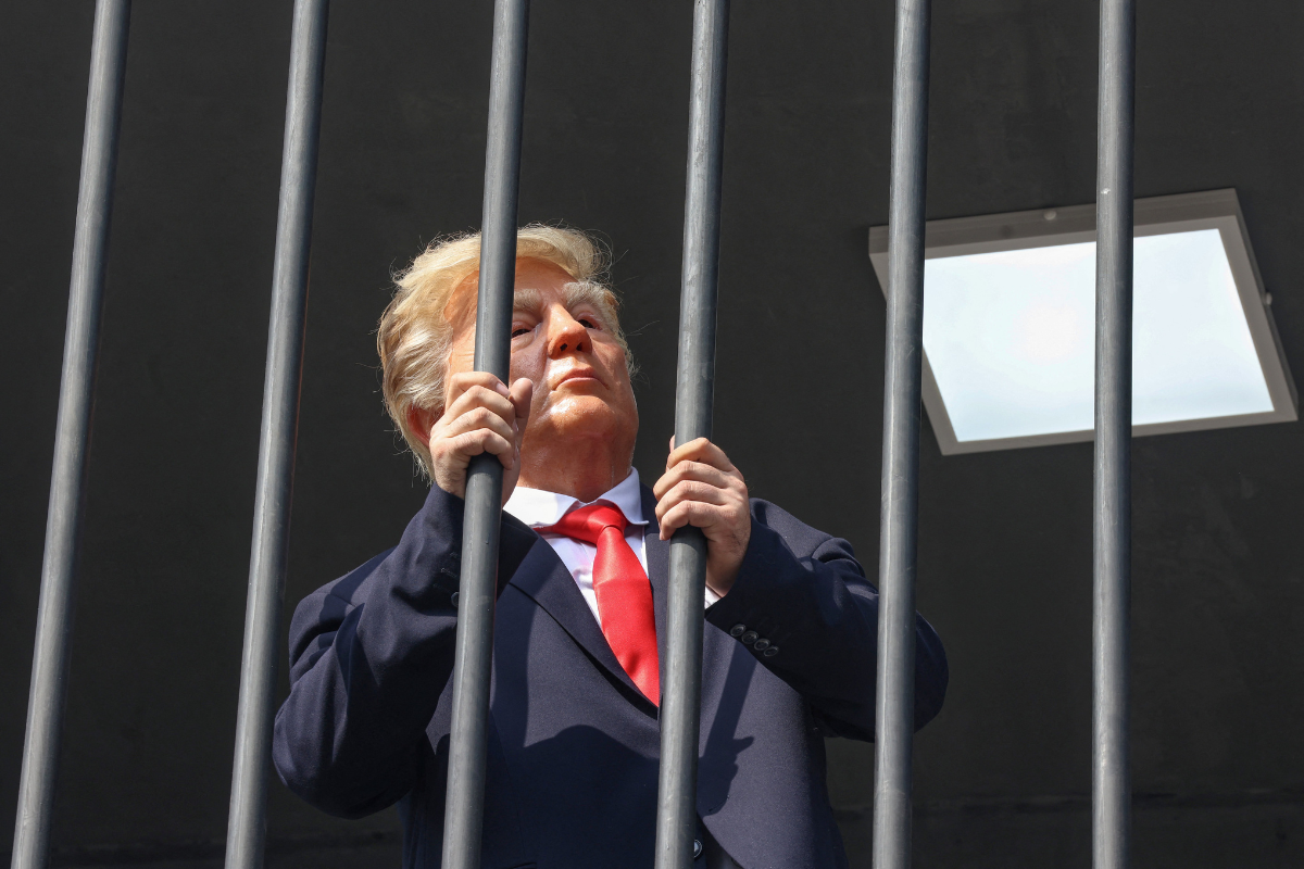 ¡Trump a la cárcel! Exhiben a falso presidente de Estados Unidos en una plaza de Irán 2 ¡Trump a la cárcel! Exhiben a falso presidente de Estados Unidos en una plaza de Irán