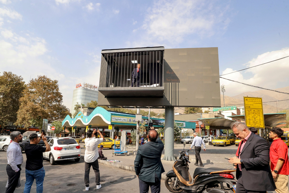 ¡Trump a la cárcel! Exhiben a falso presidente de Estados Unidos en una plaza de Irán 3 ¡Trump a la cárcel! Exhiben a falso presidente de Estados Unidos en una plaza de Irán