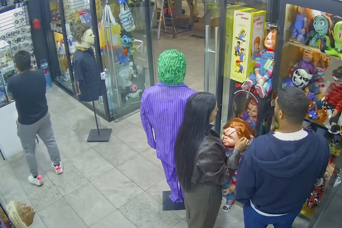 ¡Hasta Chucky se roban! Captan a pareja llevándose muñeco de una tienda en Explanada Puebla 3 ¡Hasta Chucky se roban! Captan a pareja llevándose muñeco de una tienda en Explanada Puebla
