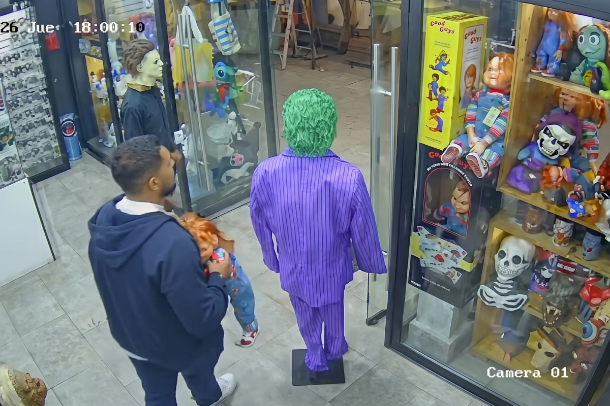 ¡Hasta Chucky se roban! Captan a pareja llevándose muñeco de una tienda en Explanada Puebla 2 ¡Hasta Chucky se roban! Captan a pareja llevándose muñeco de una tienda en Explanada Puebla