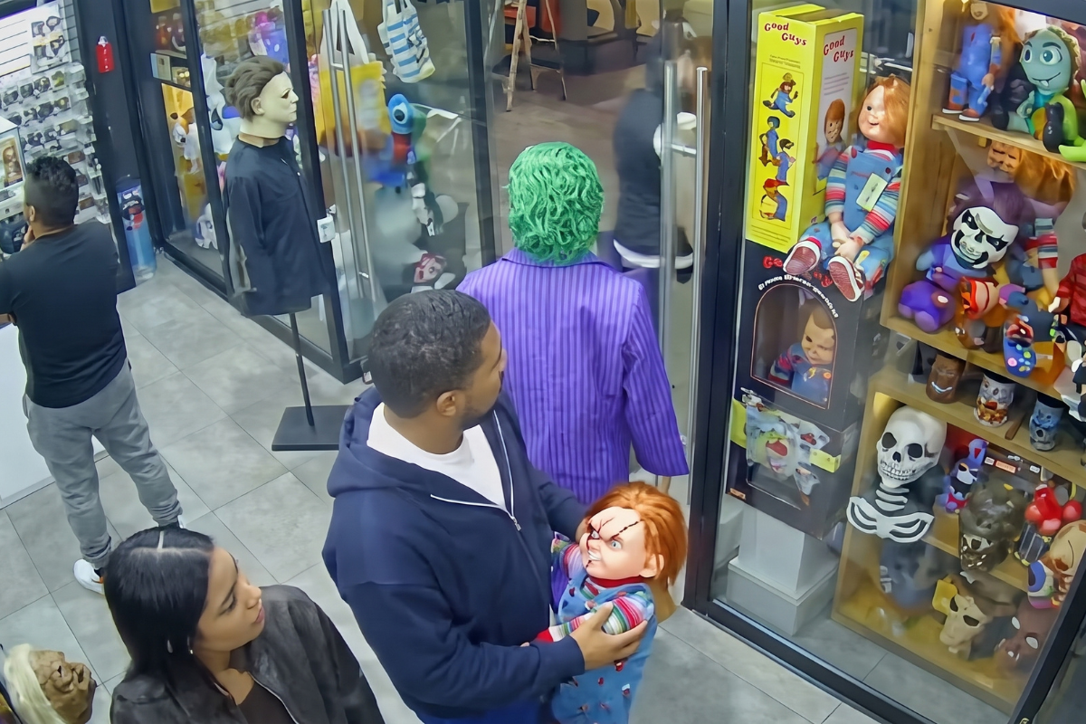 ¡Hasta Chucky se roban! Captan a pareja llevándose muñeco de una tienda en Explanada Puebla