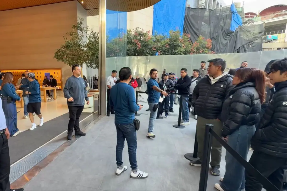 Así las filas para comprar el iPhone Duo en México de 80 mil pesos