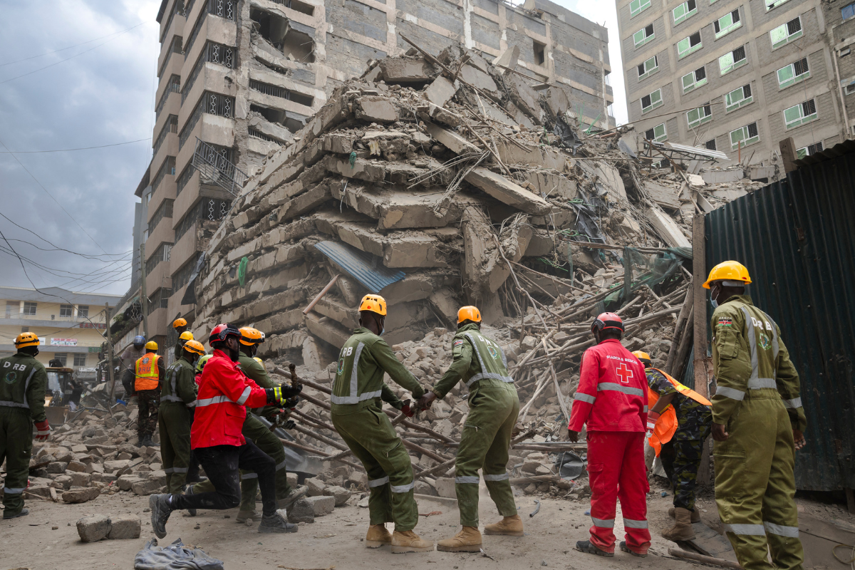 Buscan a 7 personas tras derrumbe de edificio en Kenia 3 Buscan a 7 personas tras derrumbe de edificio en Kenia