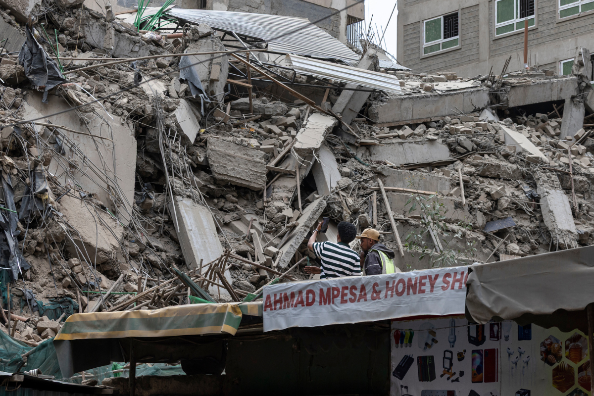 Buscan a 7 personas tras derrumbe de edificio en Kenia 2 Buscan a 7 personas tras derrumbe de edificio en Kenia