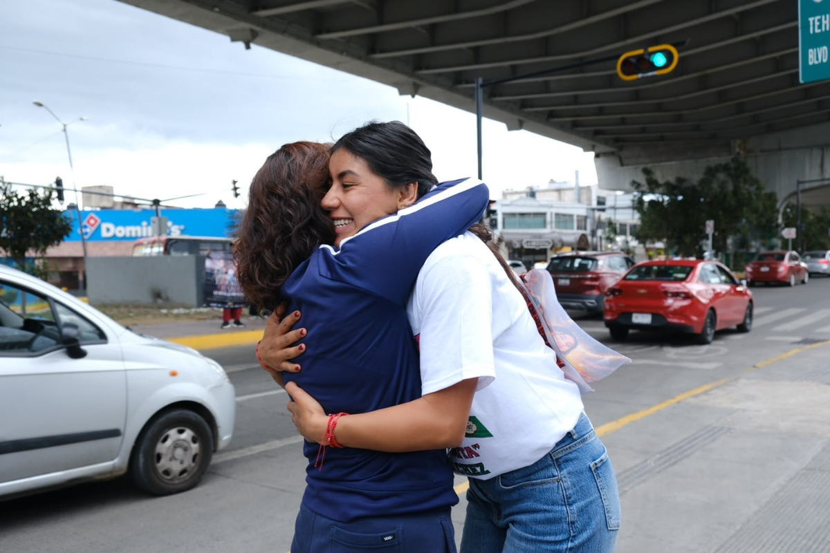 Gaby "La Bonita" Sánchez fortalece su cercanía con el pueblo 2 La campeona mundial recorre cruceros de la capital poblana y mantiene el contacto directo con las familias, automovilistas y peatones.