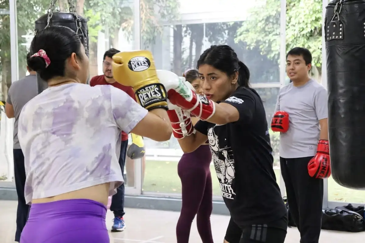 Gaby "La Bonita" Sánchez imparte clase de box a las juventudes