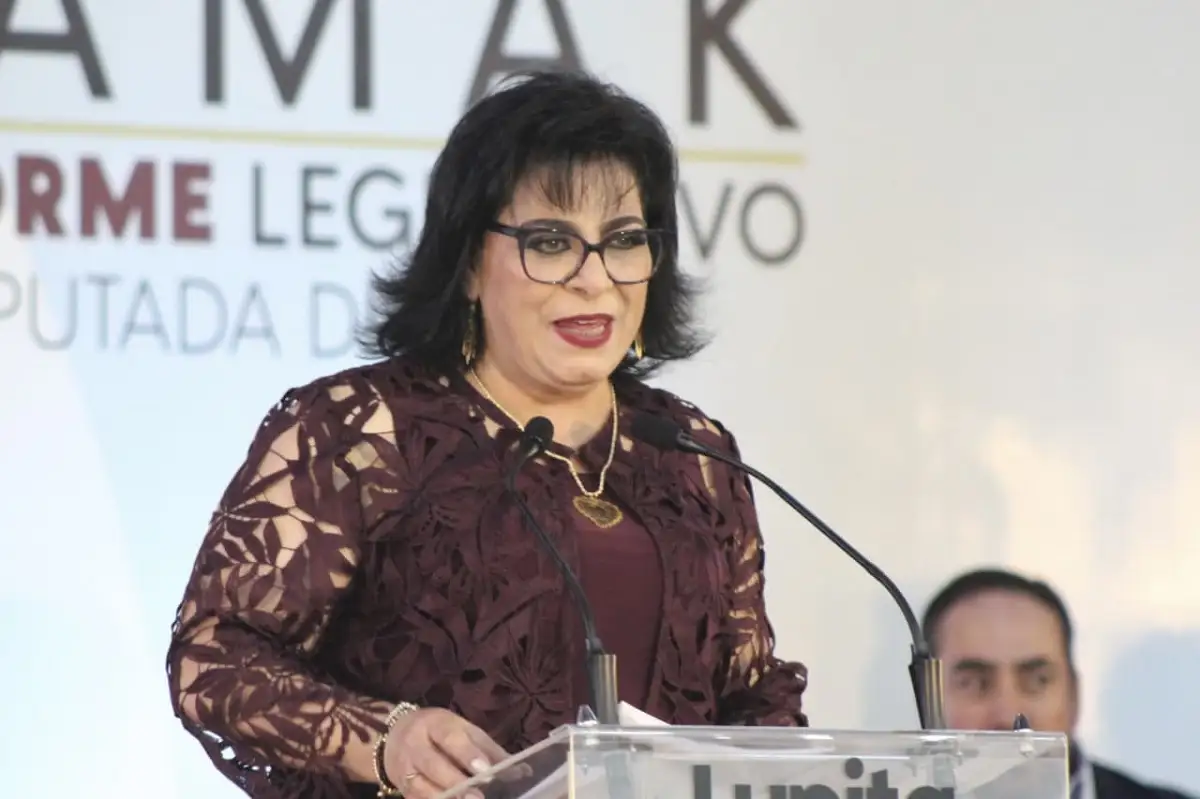 Rinde diputada Guadalupe Yamak su Segundo Informe de Actividades; destaca la presentación de 26 iniciativas y 17 puntos de acuerdo 3 Rinde diputada Guadalupe Yamak su Segundo Informe de Actividades; destaca la presentación de 26 iniciativas y 17 puntos de acuerdo