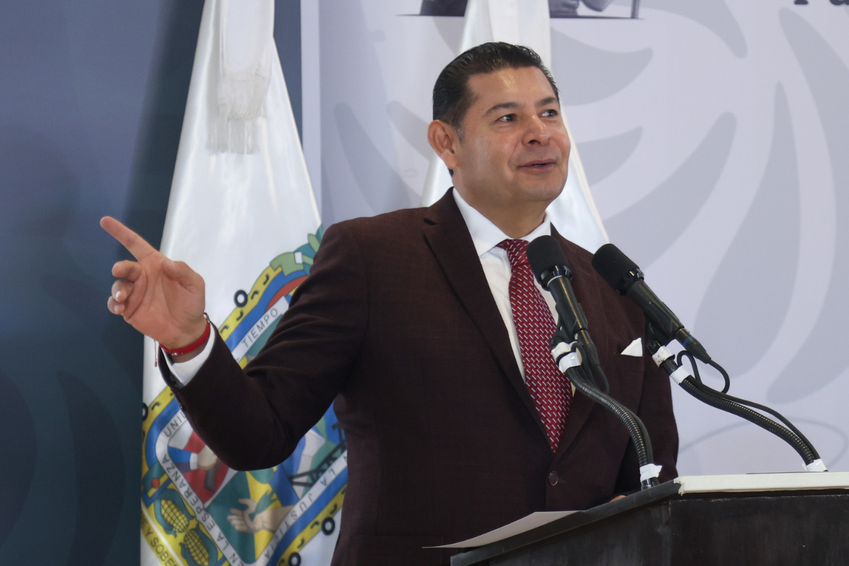 Alejandro Armenta se reúne con Sergio Salomón para revisar agenda migratoria