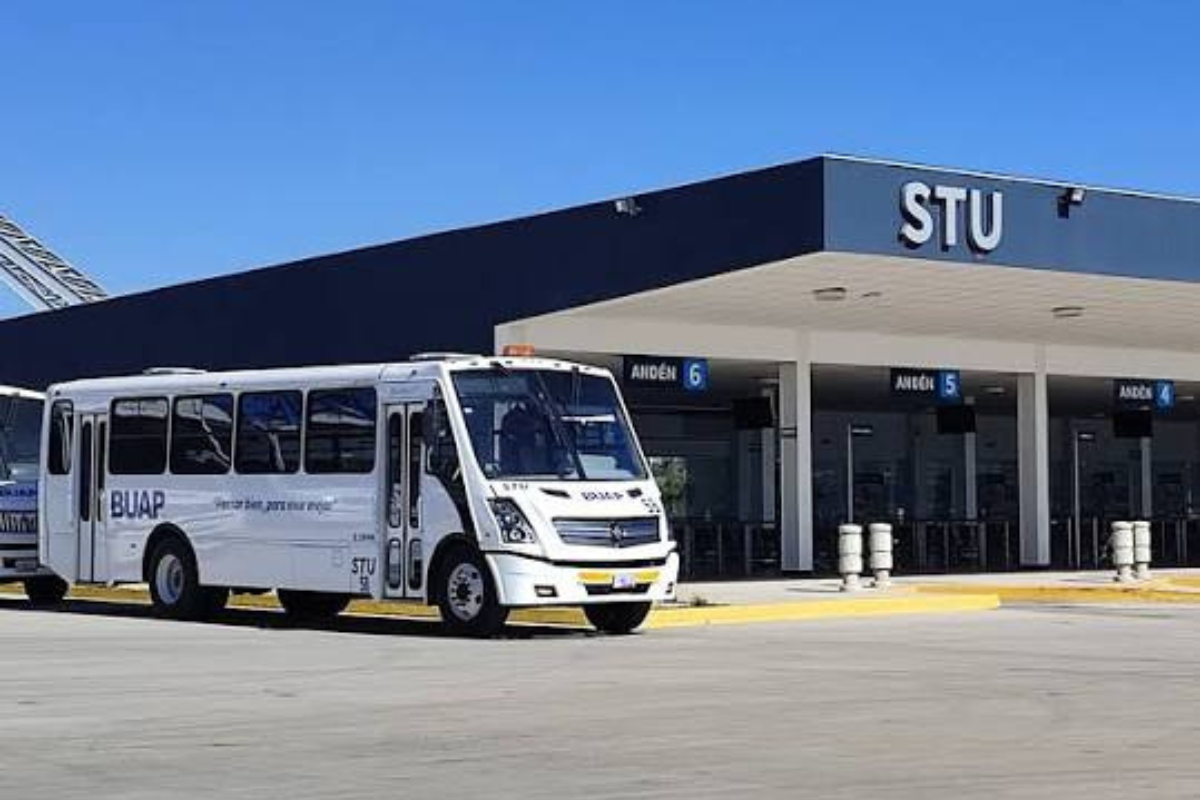 Estudiantes de la BUAP corren a porros que bloquearon STU