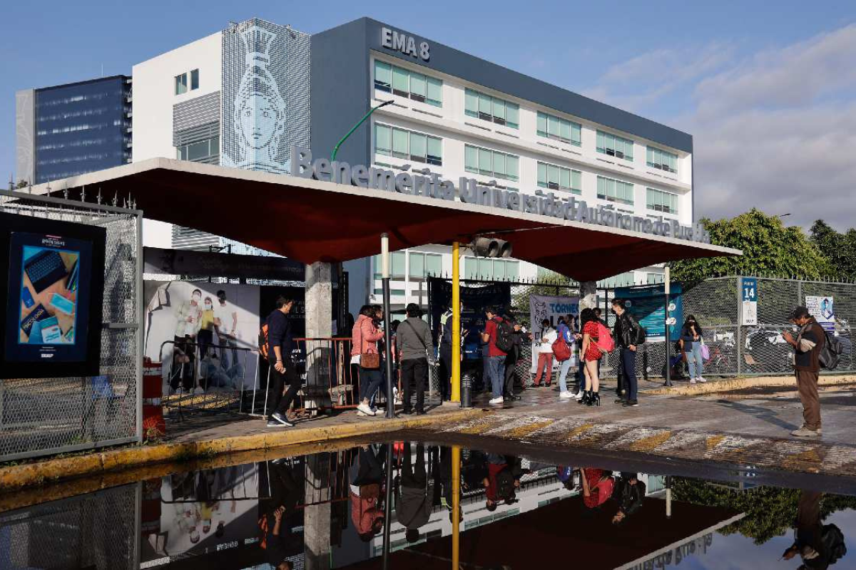 Estudiantes de la BUAP corren a porros que bloquearon STU 