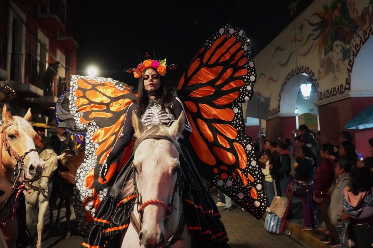 Encabeza Tonantzin Fernández Desfile de Animeros 2026