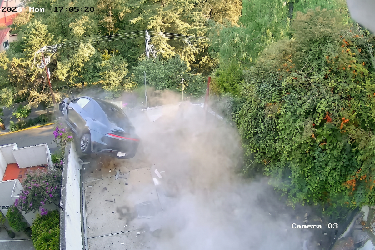 El Tesla volador no era broma: captan aparatoso accidente en CDMX
