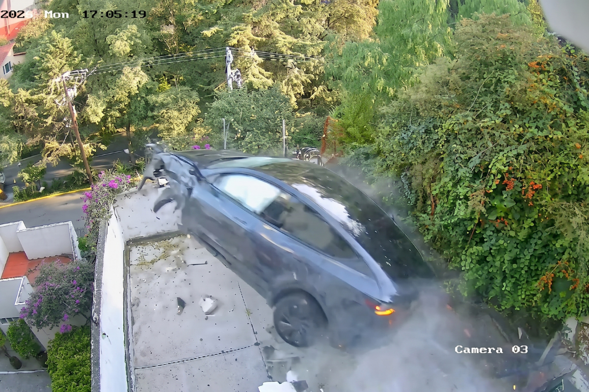 El Tesla volador no era broma: captan aparatoso accidente en CDMX