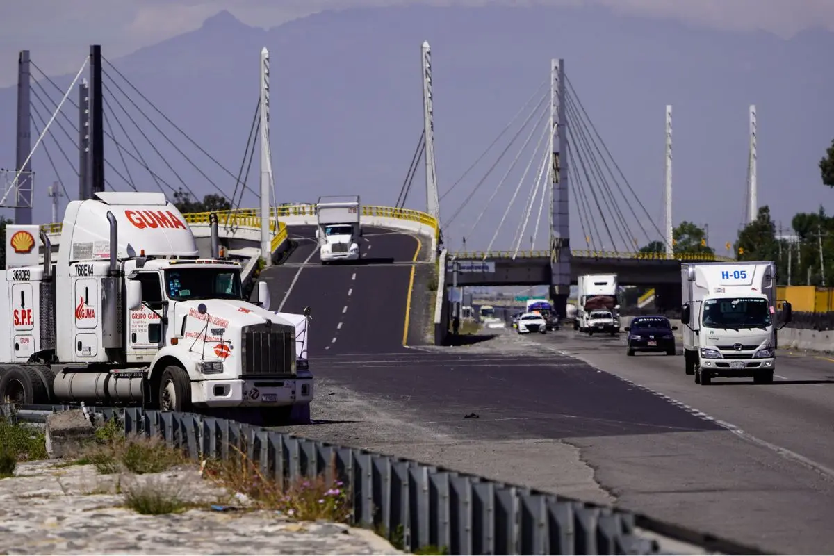 Transportistas acuerdan suspender bloqueos de carreteras tras reunión con Segob 1 Transportistas acuerdan suspender bloqueos de carreteras