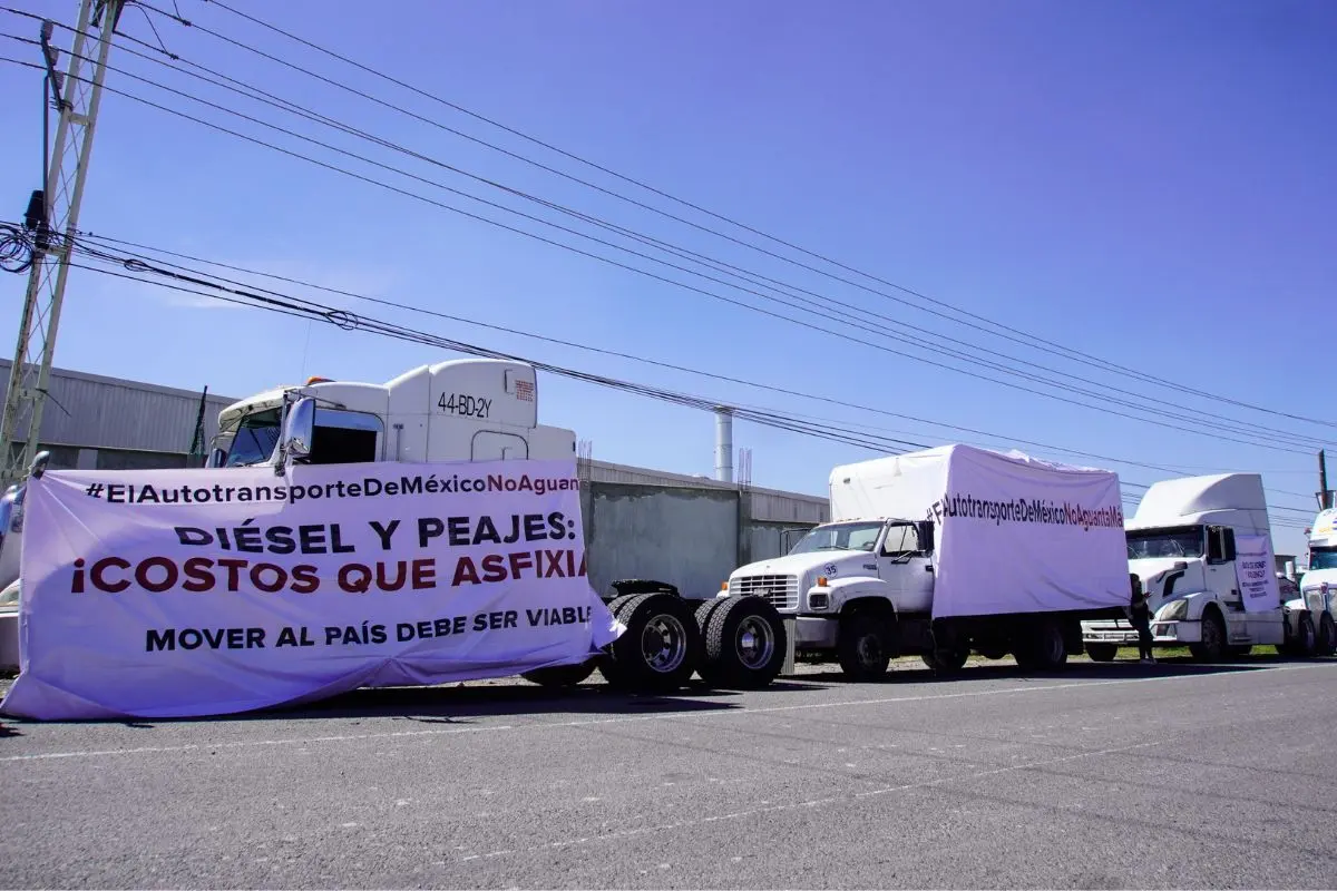 Transportistas acuerdan suspender bloqueos de carreteras tras reunión con Segob 3 Transportistas acuerdan suspender bloqueos de carreteras