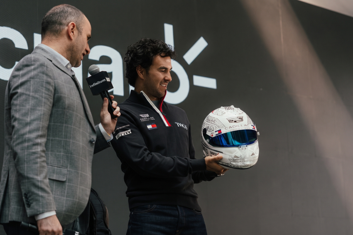 "Checo" Pérez presume casco para el GP de México