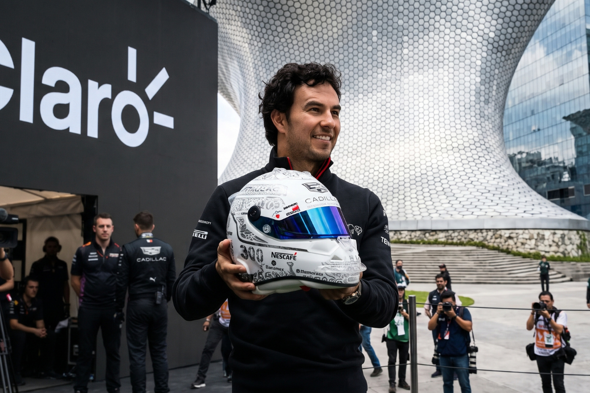 "Checo" Pérez presume casco para el GP de México