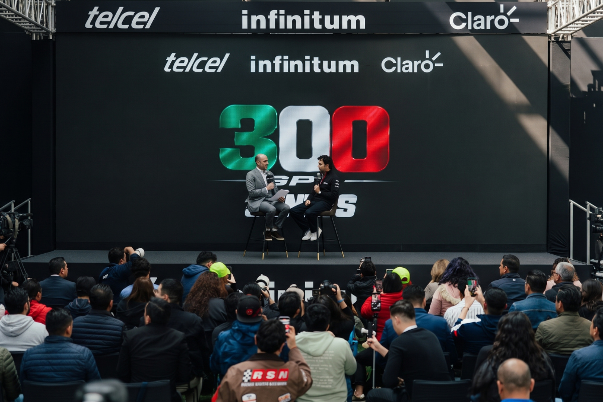 "Checo" Pérez presume casco para el GP de México