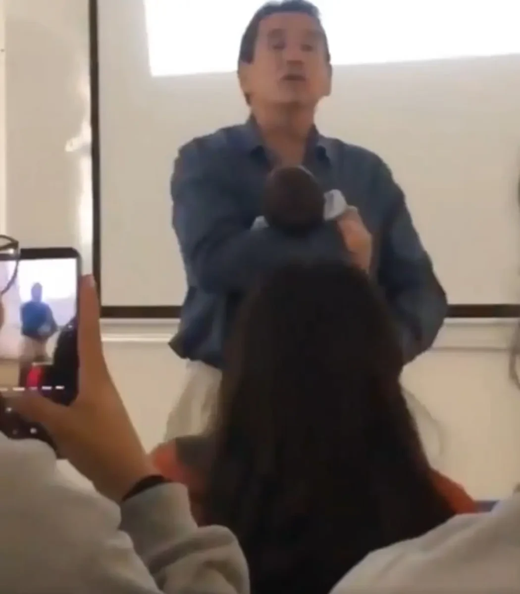 Docente de la BUAP arrulla a bebé para que alumna pueda tomar clase 3 Docente de la BUAP arrulló a un bebé de alumna durante clases