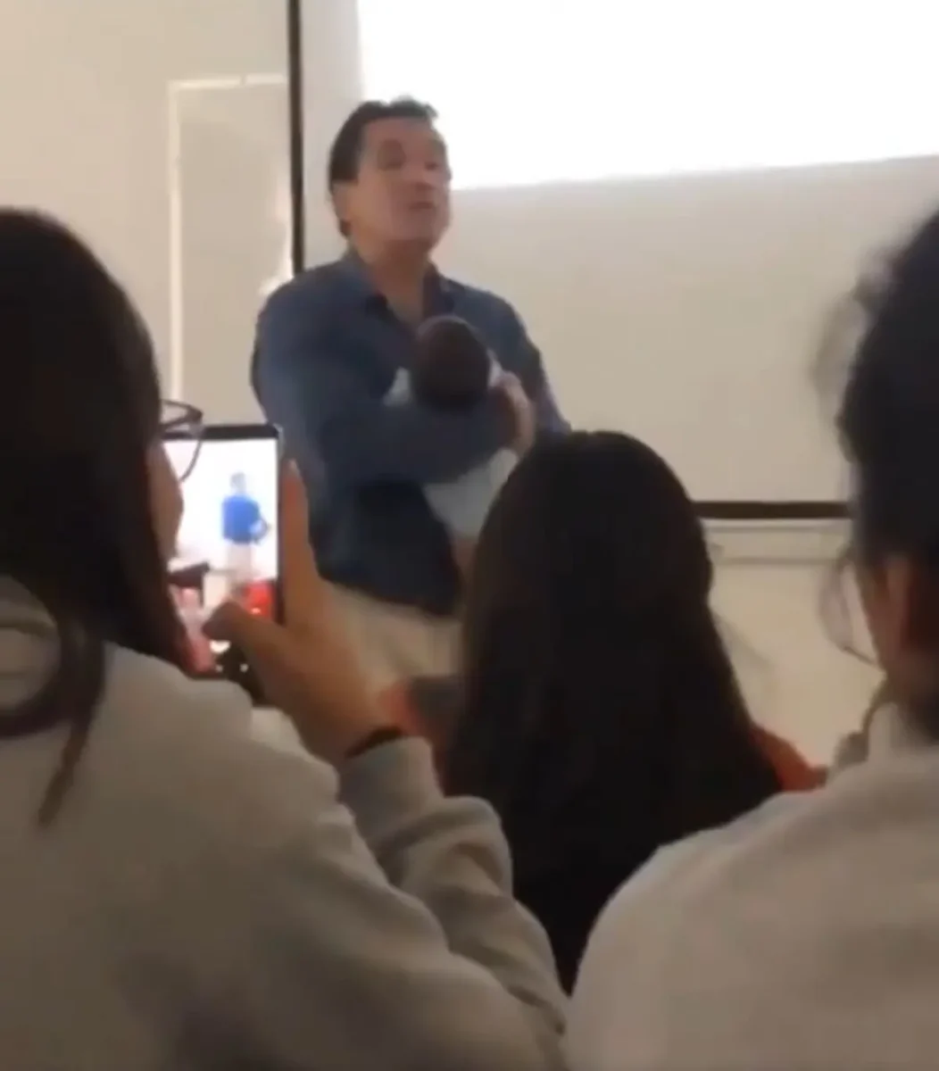 Docente de la BUAP arrulla a bebé para que alumna pueda tomar clase 2 Docente de la BUAP arrulló a un bebé de alumna durante clases