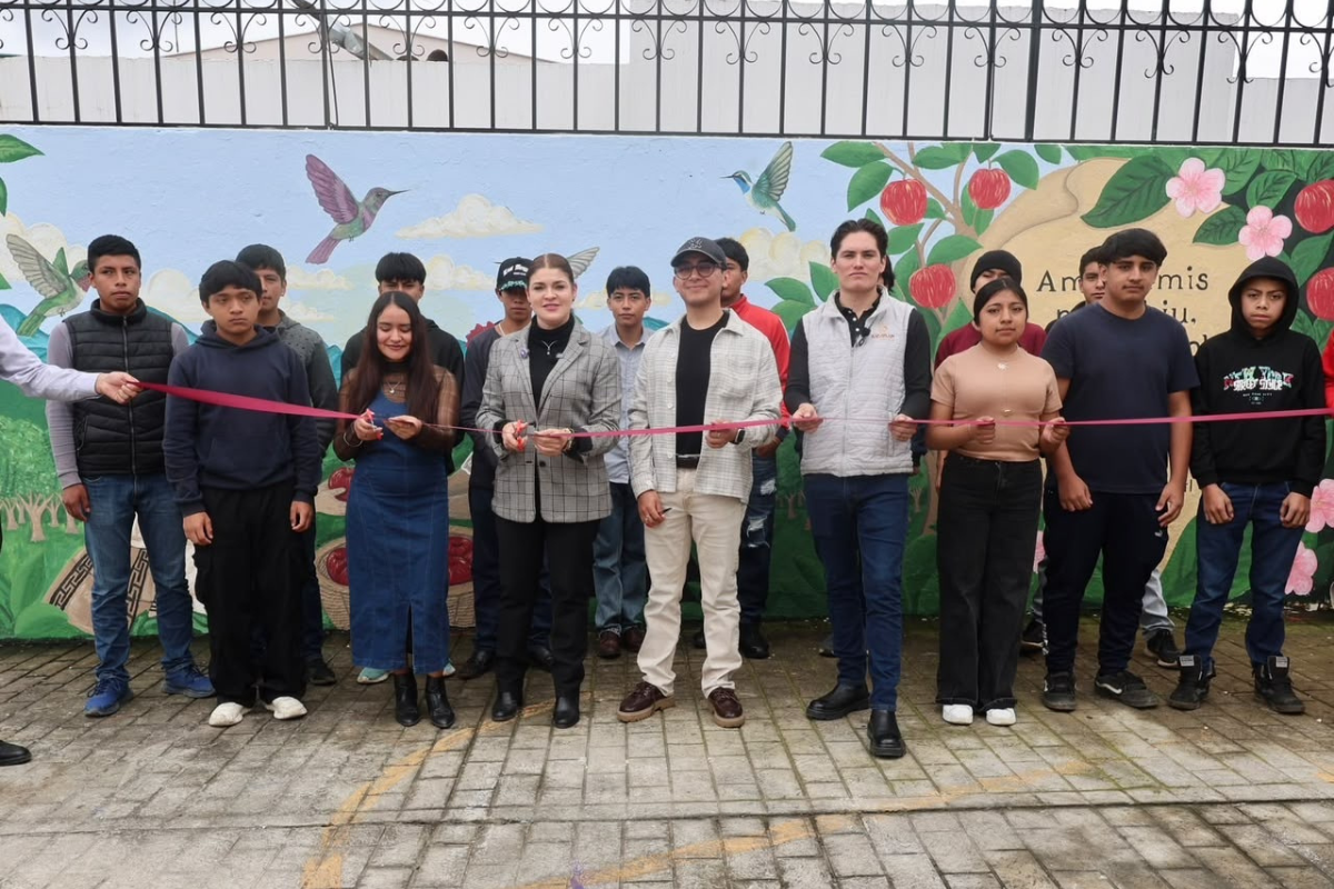 Bety Sanchez inaugura mural en Casa de Jovenes 1
