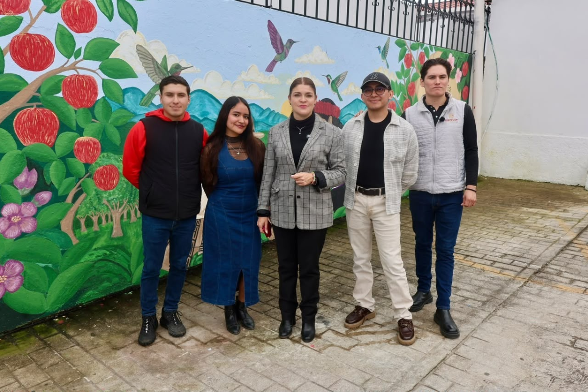 Bety Sanchez inaugura mural en Casa de Jovenes 2