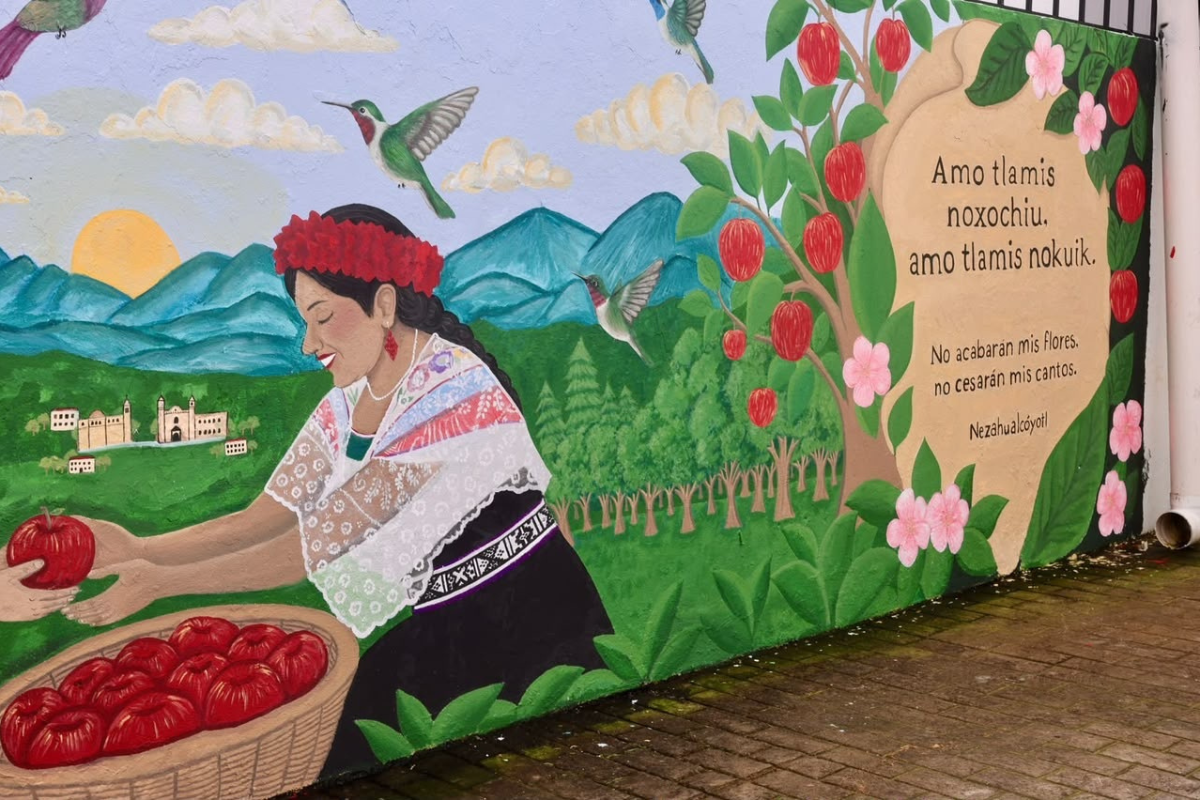 Bety Sanchez inaugura mural en Casa de Jovenes