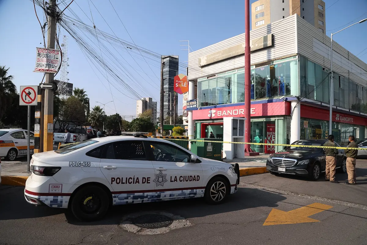 Balean a cuentahabiente en Puebla durante asalto en Banorte de Plaza Solé