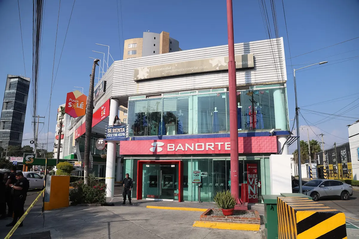 Balean a cuentahabiente en Puebla durante asalto en Banorte de Plaza Solé